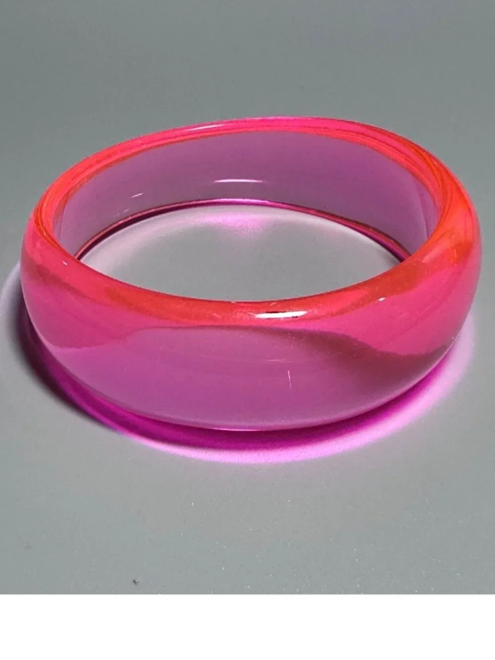 Acrylic Bangle Bracelet Pink Stackable Lightweight Womens Costume Jewelry NWOT